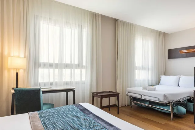 غرفة ثلاثية بسرير مزدوج بإطلالة على المدينة مع أريكة، Eurostars Gran Valencia 3/6