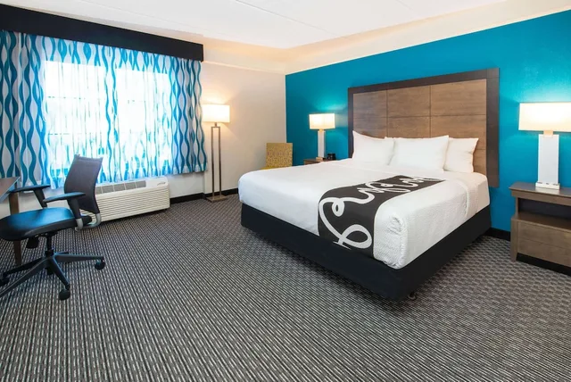 غرفة بسرير كينج لذوي الإعاقة، La Quinta Inn & Suites by Wyndham Tampa Brandon Regency Park 2/6