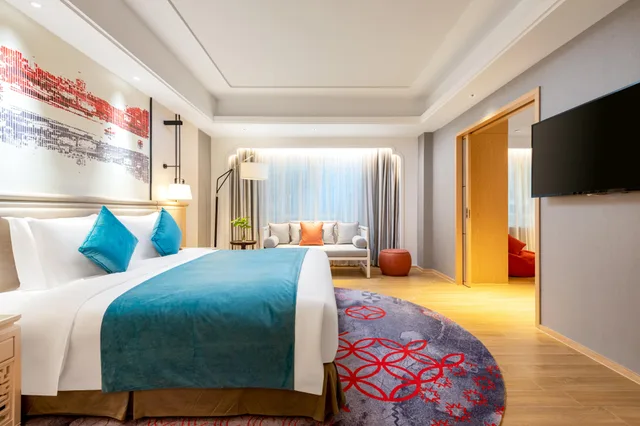 جناح بسرير كينج بغرفتي نوم، voco Guangzhou Shifu, an IHG Hotel 2/5