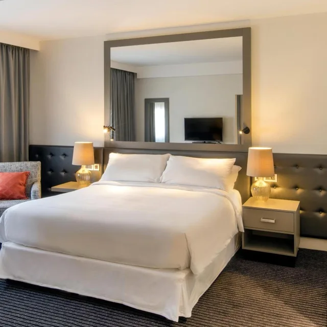 غرفة كلوب بسرير كوين مع دخول صالة النادي، Sheraton Heathrow Hotel 1/10
