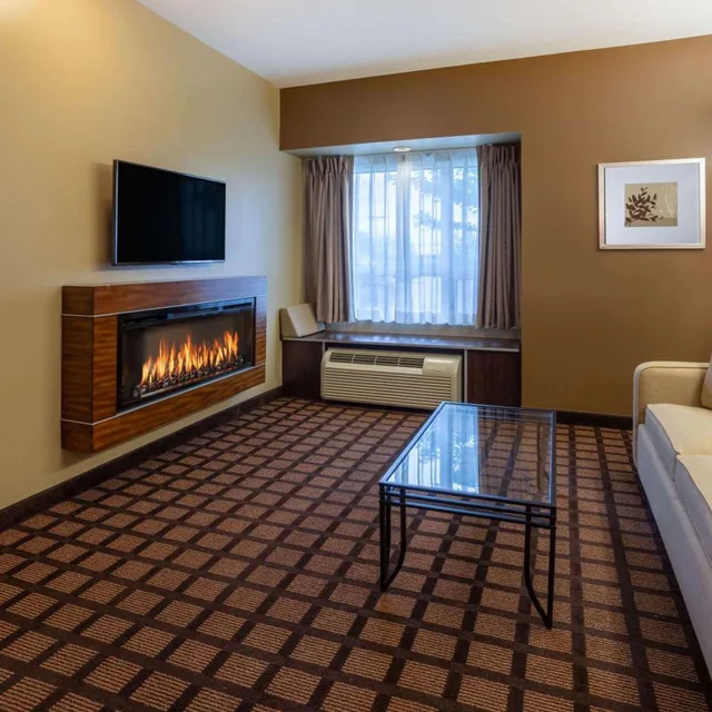 Superior, Suite, Queen Bed, Microtel Inn Suites By Wyndham Timmins 6/10
