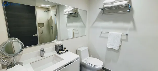 شقة سكنية ديلوكس بسرير كينج بغرفة نوم واحدة بإطلالة جزئية على البحر مع أريكة، CH Luxury Condos & Studios On The Beach 3/3