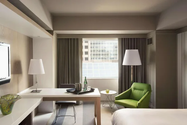 غرفة بزنس بسرير كينج بإطلالة على المدينة، The Royal Sonesta Minneapolis Downtown 2/2