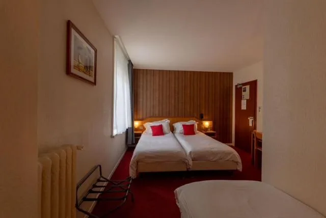 غرفة ثلاثية، Metropol Hotel 6/10