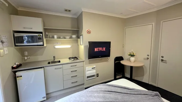 Compact, Studio, Queen Bed، Tower Junction Motor Lodge 3/7
