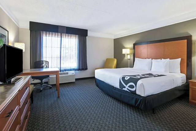 غرفة ديلوكس بسرير كينج لذوي الإعاقة، La Quinta Inn & Suites by Wyndham Dallas Arlington South 2/9