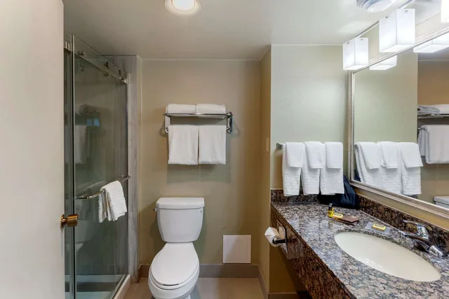 غرفة بسرير كينج وسريرين كوين، Best Western Plus Toronto Airport Hotel 12/12