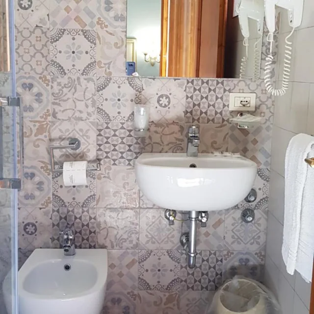 غرفة رباعية، Hotel Desiree 9/10