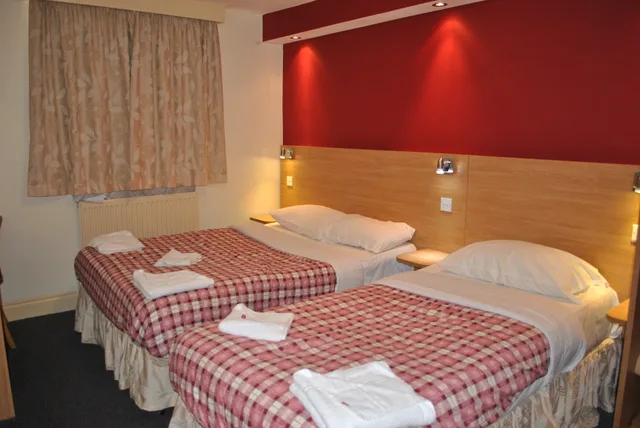 غرفة قياسية ثلاثية، Carlton Hotel 1/1