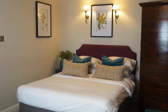 غرفة عائلية، The Tower Hotel 1/2