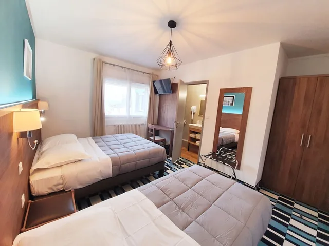 غرفة كومفورت ثلاثية بسرير مزدوج وسرير فردي، Hotel Les Pieux 1/10