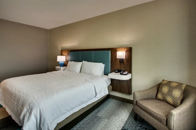 غرفة بسرير كينج، Hampton Inn And Suites Southport 1/4