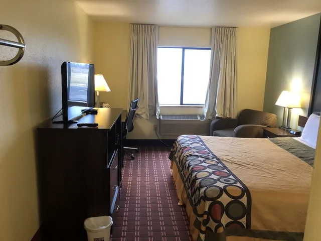 غرفة بسرير كينج، Super 8 by Wyndham Plover Stevens Point Area 2/3