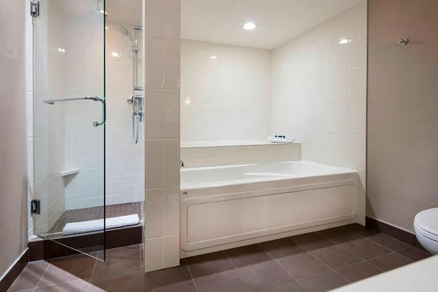 1 Bedroom, Bi Level, Loft, Suite, King Bed, Sofa، Delta Hotels by Marriott Edmonton South Conference Centre 4/4