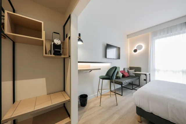 غرفة قياسية بسرير مزدوج وسريرين منفصلين، Campanile Smart Lyon Est Bron 3/8