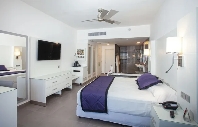 جناح إليت كلوب جونيور ديلوكس بسرير كينج، Hotel RIU Palace Macao - Adults Only - All Inclusive Elite Club 4/7