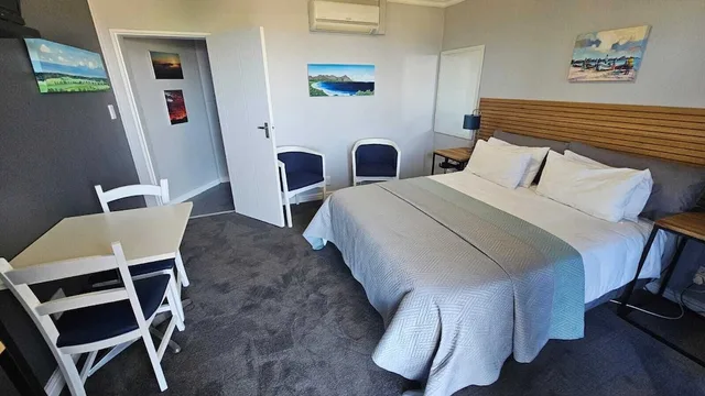 1 Bedroom, Economy, Queen Bed, Sea View, Bay View Somerset West 1/7