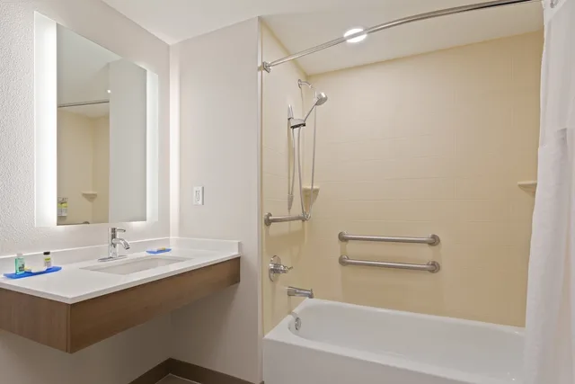 غرفة قياسية بسرير كينج لذوي الإعاقة، Holiday Inn Express Hotel & Suites Largo-Clearwater 5/5