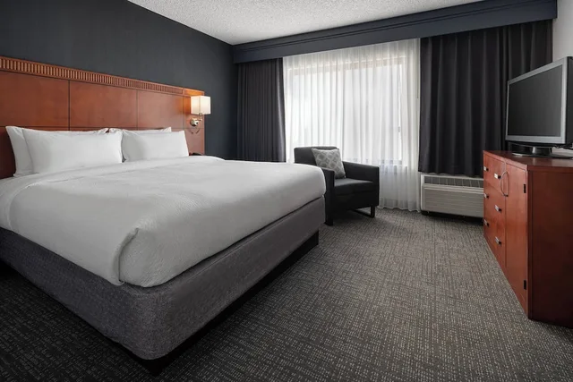 جناح بسرير كينج بغرفة نوم واحدة مع أريكة لذوي الإعاقة، Courtyard by Marriott Rancho Cordova Sacramento 1/2