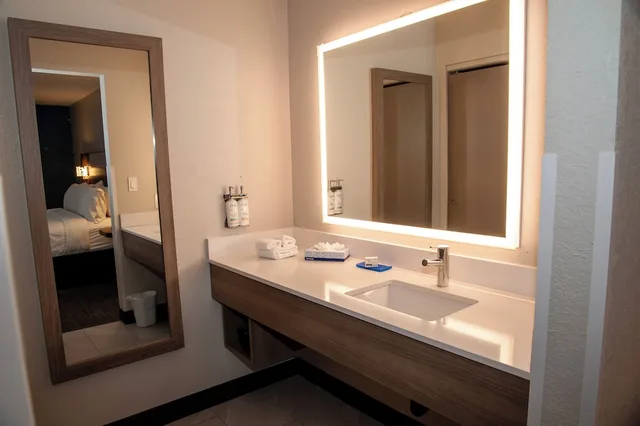 جناح بسرير كينج بمنطقة جلوس، Holiday Inn Express Tucson Airport 4/5