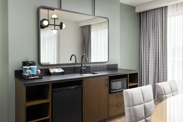 جناح كبير ركني بسريرين كوين بغرفة نوم واحدة، Embassy Suites by Hilton Chattanooga Downtown 4/4