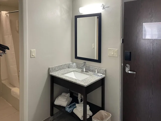 غرفة قياسية بسريرين كوين، Manitowoc Inn 3/3