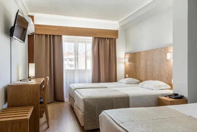 غرفة بسريرين منفصلين مع سرير إضافي، Hotel Moinho de Vento 2/8