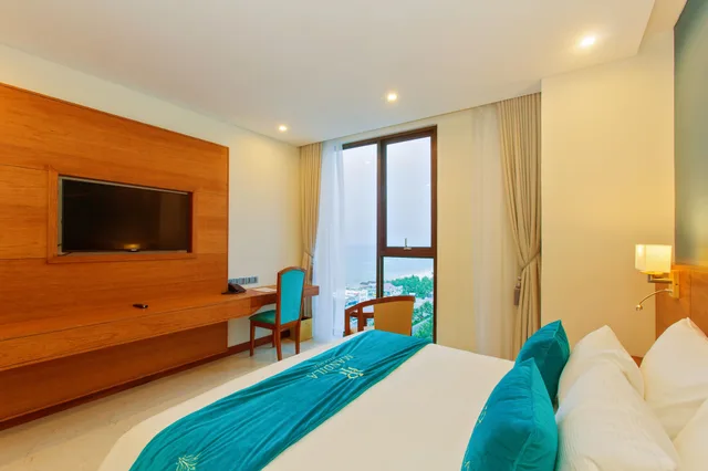 غرفة ديلوكس بسرير كينج بإطلالة جزئية على البحر، Mandila Beach Hotel Danang 3/10