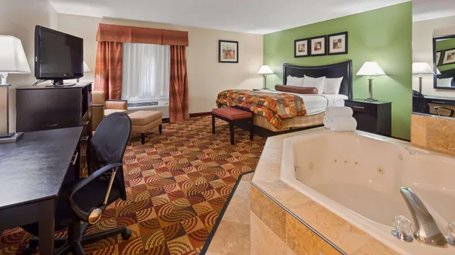 جناح بسرير كينج بشرفة مع أريكة بحوض جاكوزي، Best Western Canal Winchester Inn - Columbus South East 2/2