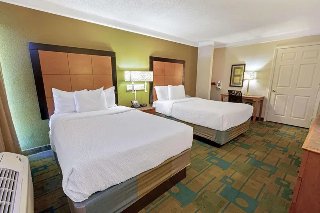 غرفة بسريرين مزدوجين بحوض استحمام لذوي الإعاقة، Travelodge by Wyndham Phoenix North 2/3
