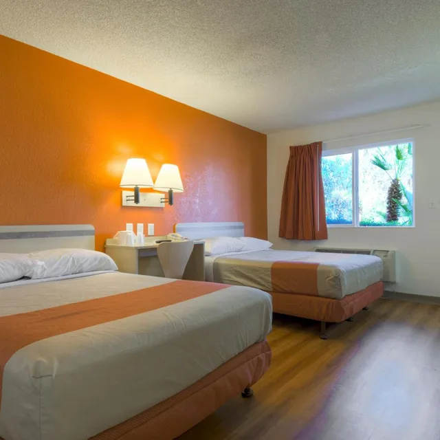 2 Queen Beds - Micfridge، Motel6 Rancho Mirage CA Palm Springs 6/10