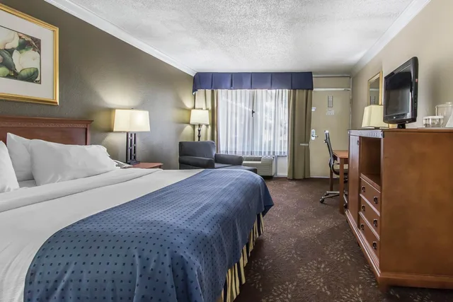 غرفة بسرير كوين بحوض استحمام لذوي الإعاقة، Quality Inn Morgan City 1/3