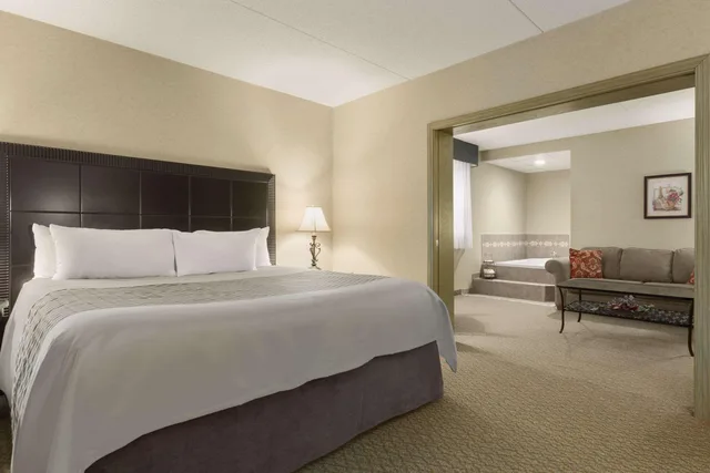 جناح بسرير كينج بغرفة نوم واحدة، Travelodge by Wyndham Winnipeg East 1/1