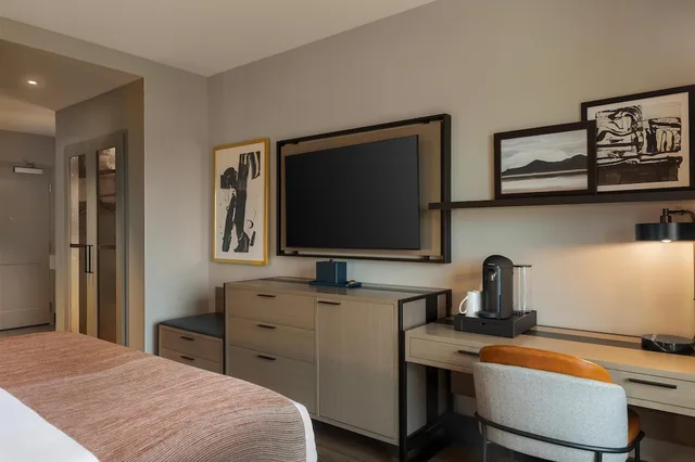Standard, King Bed, Balcony, Hotel Avail Rogers, Tapestry Collection by Hilton 3/5