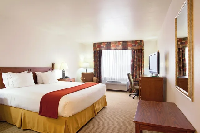 غرفة قياسية بسرير كينج، Holiday Inn Express Hotel And Suites Mattoon 1/3
