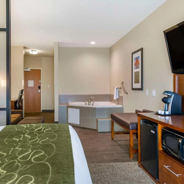 Suite, King Bed, Jetted Tub, Comfort Suites Helena Airport 3/5