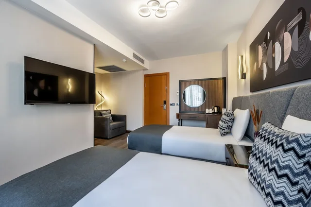 غرفة ديلوكس بسريرين منفصلين، Bristol Hotel 3/7