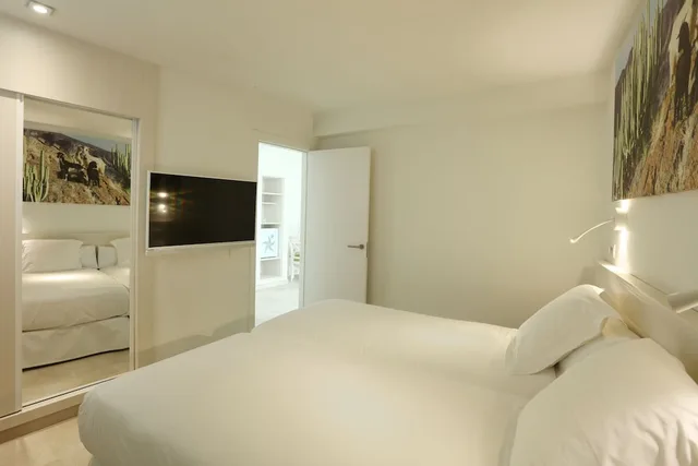 غرفة عائلية بسريرين منفصلين بإطلالة جزئية على البحر مع أريكة، Iberostar Selection Lanzarote Park 2/3