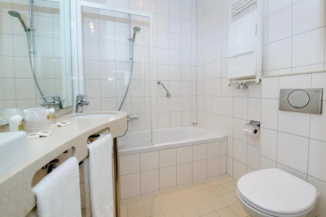 Superior, Twin Beds, Lateral Side Sea View, Boulevard Hotel Scheveningen 4/4