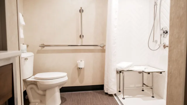 Suite, 2 Queen Beds, Accessible, Holiday Inn And Suites Philadelphia W Drexel Hill 2/5