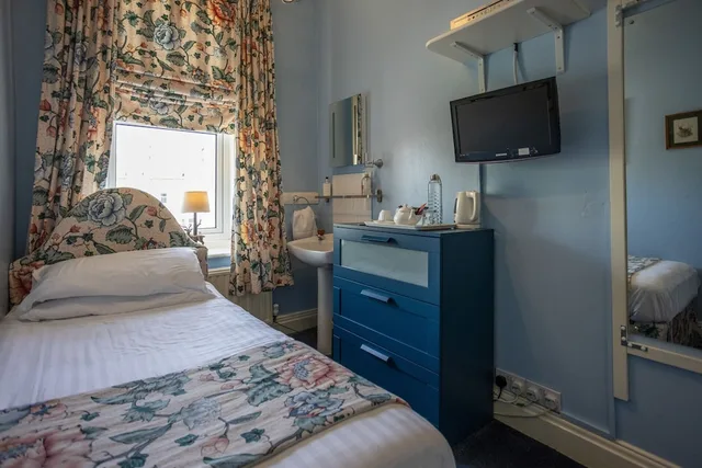 غرفة مفردة بسرير فردي بحمام خاص، Homelands Guest House 1/7