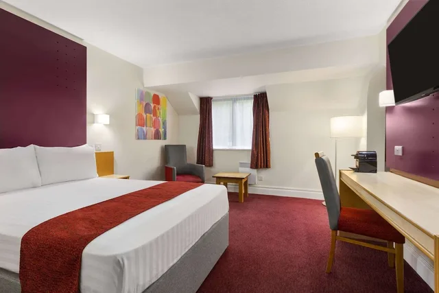 غرفة عائلية بسرير مزدوج وسريرين منفصلين، Days Inn by Wyndham Maidstone 1/3