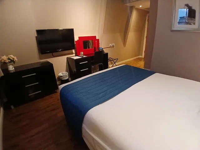 Standard, Double Bed, No Window، The Royal Hotel Cardiff 2/5