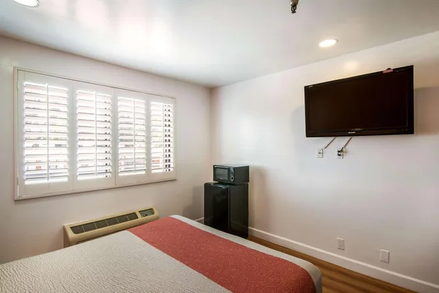 1 King Bed - Non-Smoking, Micfridge، Motel6 Monterey Park, CA 2/7