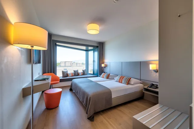 غرفة سوبيريور بسرير كوين، Lake Geneva Hotel 3/4