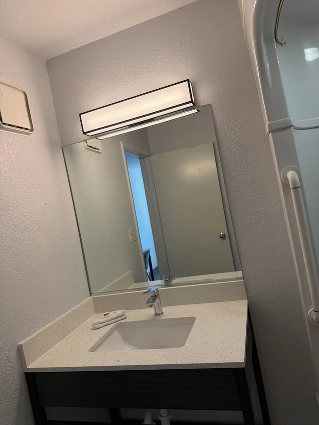 غرفة قياسية بسريرين مزدوجين للمدخنين، Motel6 Yreka, CA 10/10