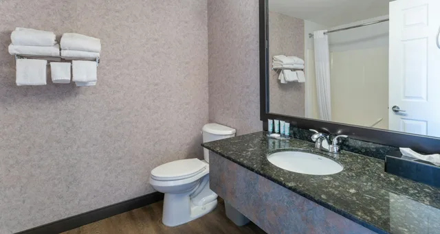 جناح بسريرين كوين بمطبخ صغير، Prestige Aberdeen Lodge Kamloops 2/3