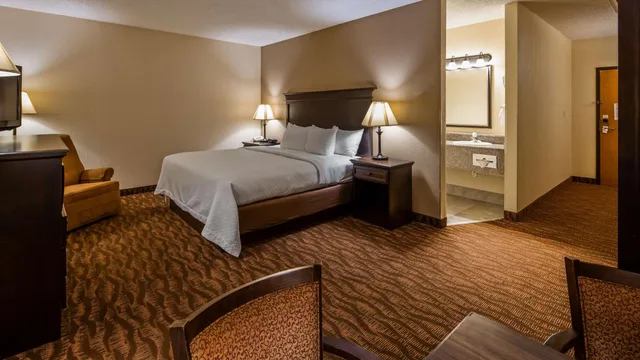 غرفة بسرير كينج بجاكوزي، Best Western Music Capital Inn 2/5