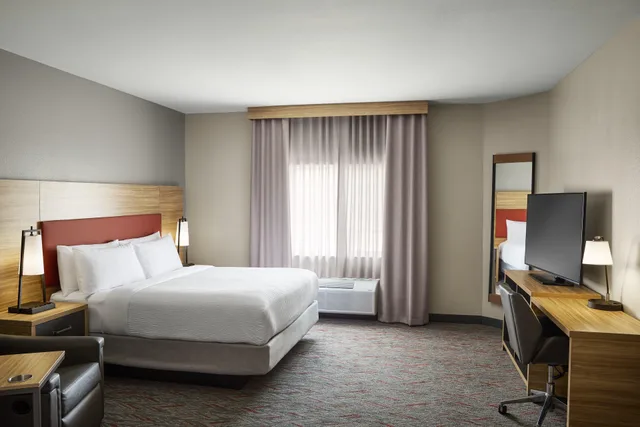 Studio, King Bed, Candlewood Suites Milwaukee Airport-Oak Creek 2/3