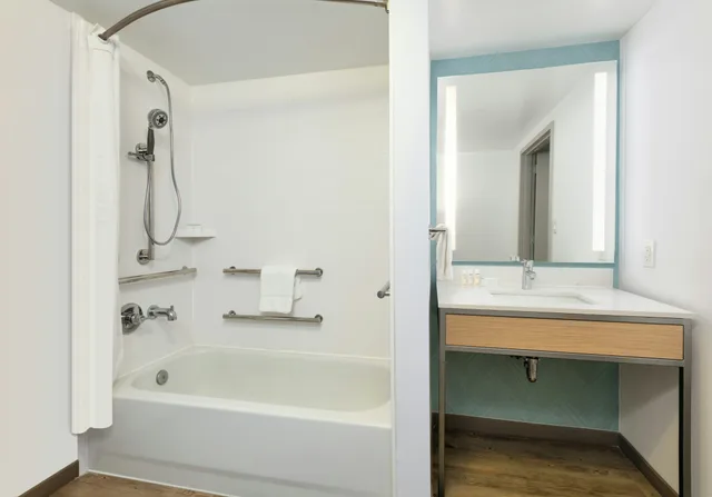 غرفة بسريرين كوين بحوض استحمام لذوي الإعاقة، Hilton Garden Inn Irvine East-Lake Forest 3/4
